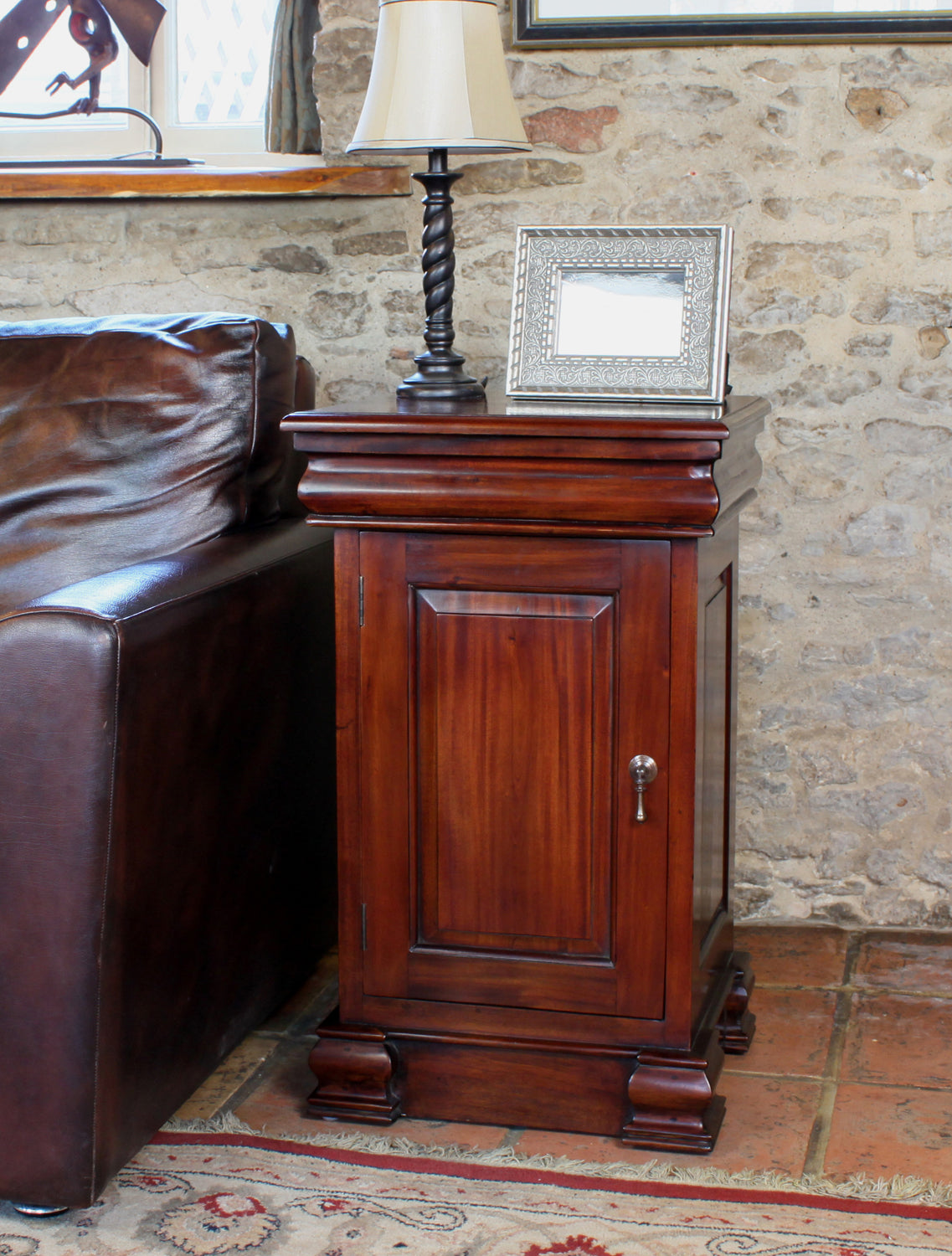 Mahogany Lamp Table Pot Cupboard Bedside Cabinet in Traditional Dark Wood Finish