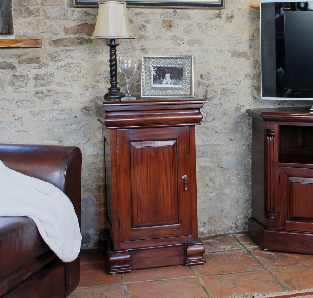 Mahogany Lamp Table Pot Cupboard Bedside Cabinet in Traditional Dark Wood Finish